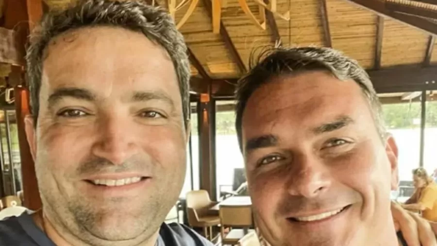 E-mails obtidos pela PF indicam ligação de Flávio Bolsonaro com conta associada a advogado investigado por lavagem de dinheiro do INSS