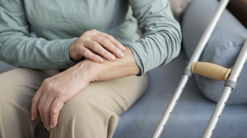 Rigidez muscular e articular: entenda por que o corpo “trava” mais no inverno