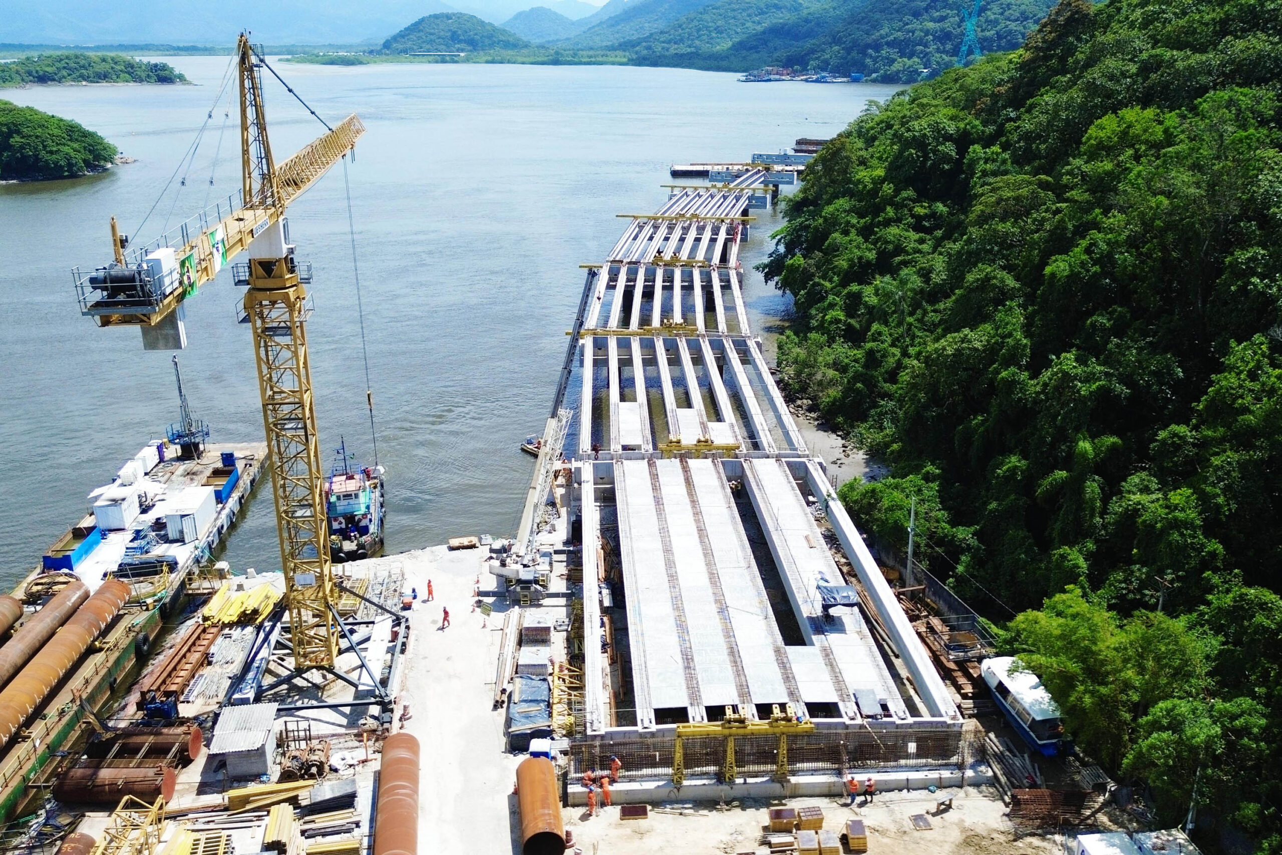 Com base das torres do trecho estaiado concluída, obra da Ponte de Guaratuba chega a 44%