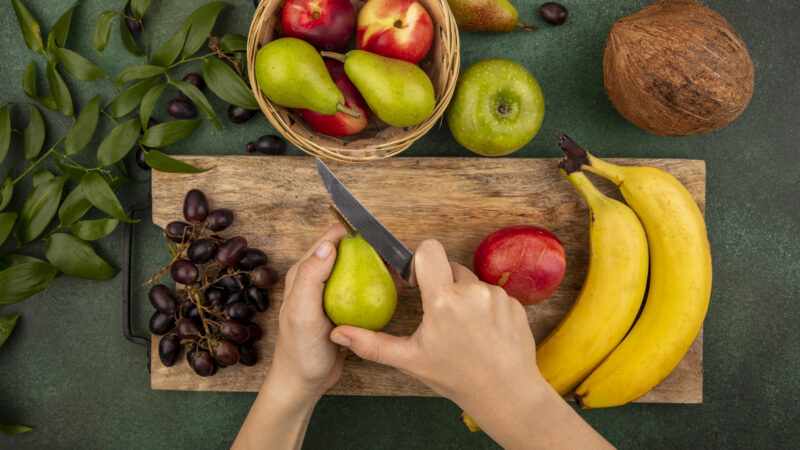 Superfrutas existem? O que as frutas da moda têm que as brasileiras também oferecem