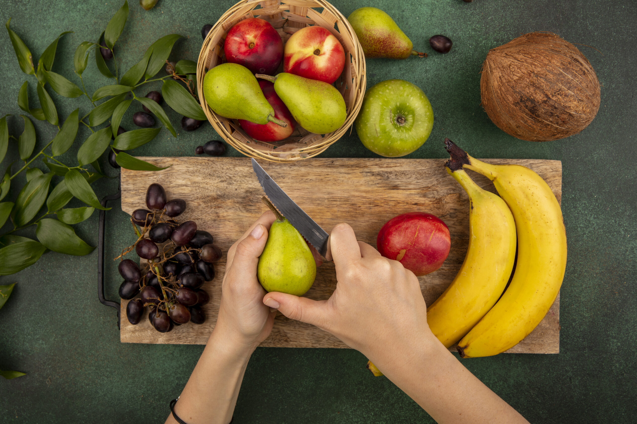 Superfrutas existem? O que as frutas da moda têm que as brasileiras também oferecem