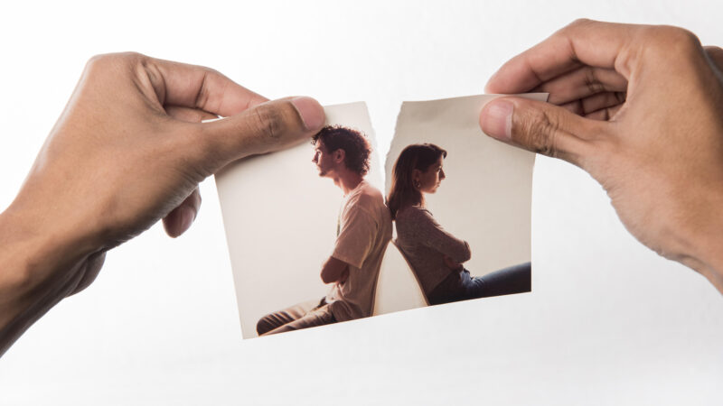 45 anos após a Lei do Divórcio, brasileiros ainda enfrentam barreiras para oficializar separação e recorrem a soluções digitais